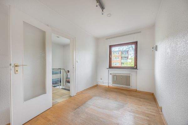 Zimmer mit Durchgang/ Büro