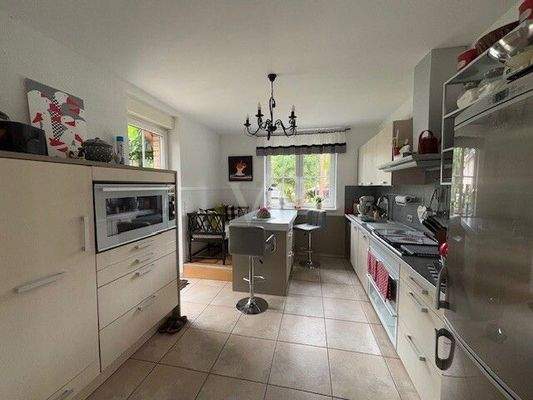 offener Übergang Küche mit Sitztresen 