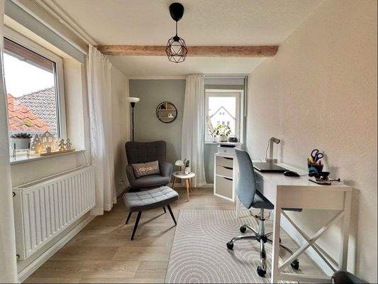 Schönes Bürozimmer (OG)