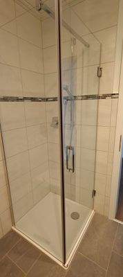 Eckdusche mit Glastüren