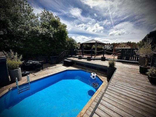 Pool mit umlaufender Terrasse