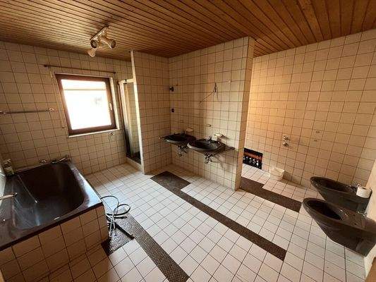 OG Badezimmer (linkes Gebäude)