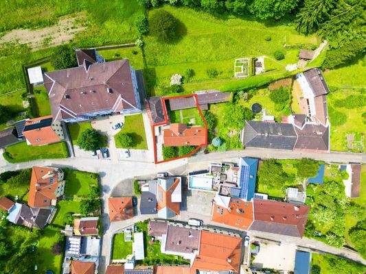 Luftbild über dem Haus mit eingezeichnetem Grundstück