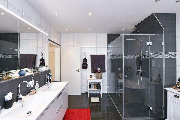 das neue Bad im Obergeschoss...