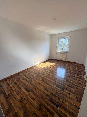 Helles Zimmer mit Parkettboden