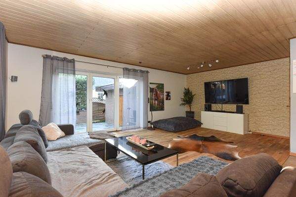 Wohnbereich mit Zugang zur Terrasse 