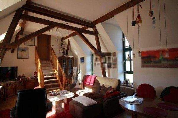 Wohnbereich mit Aufgang zum Schlafzimmer