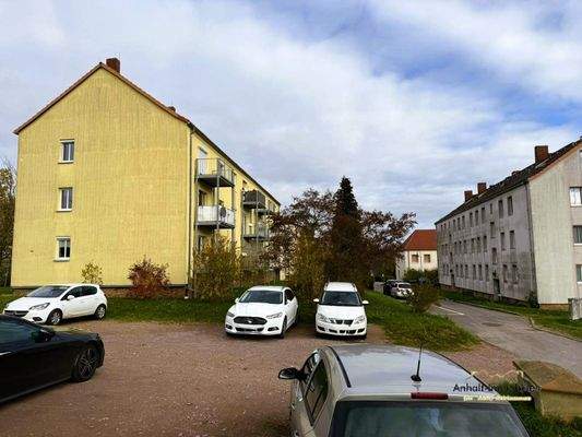 Seitliche Ansicht mit PKW-Stellplätze