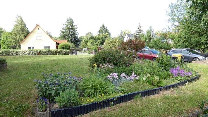 Grundstücksbereich vor dem Haus