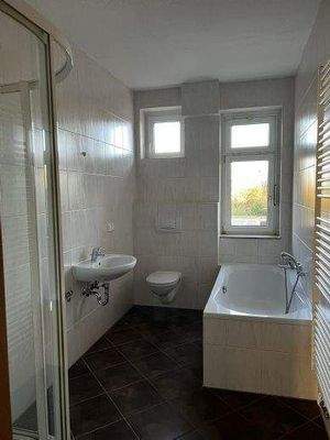 Tageslichtbad m. Dusche und Badewanne