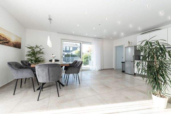 Küche / Essen mit Zugang Terrasse