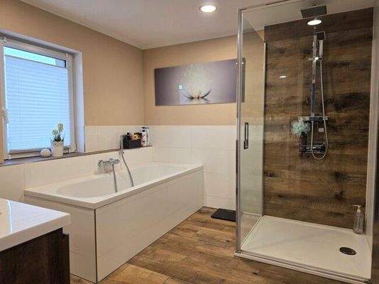 Bad mit Wanne und Dusche