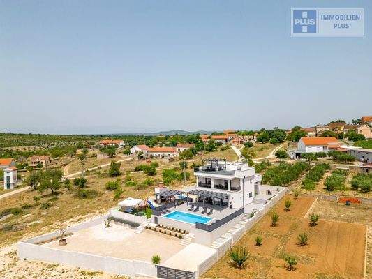 tinj-luksuzna-villa-s-velikom-okucnicom_33