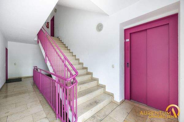 Treppenhaus mit Aufzug