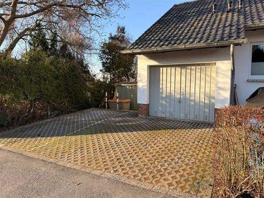 Garage und KfZ-Stellplätze