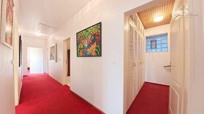 Flur mit Kellerzugang