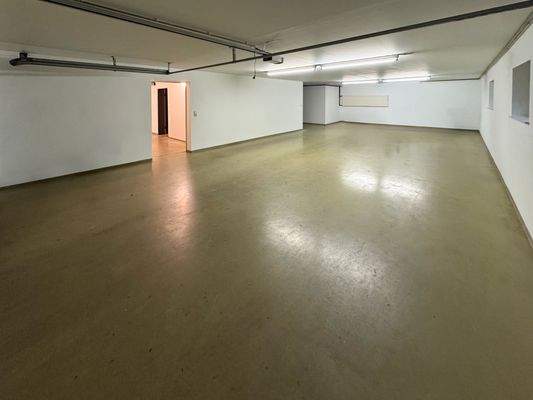 Beheizte Garage für 4 PKW.jpg