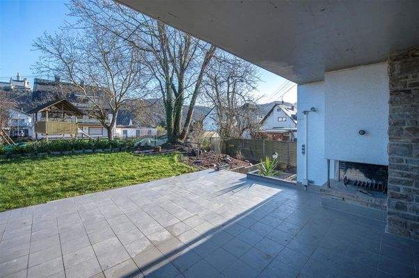 halbüberdachte Terrasse