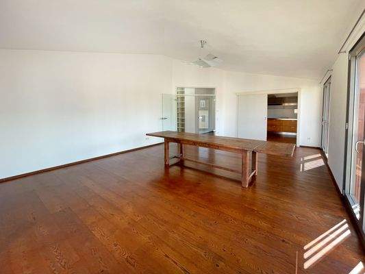 Das großzügige Wohnzimmer