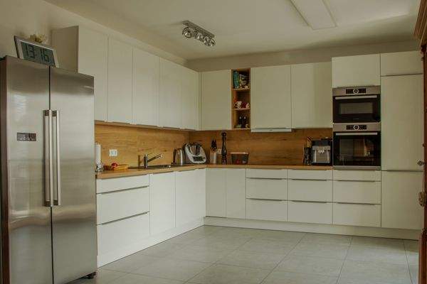 hochwertige Küche (inkl.)