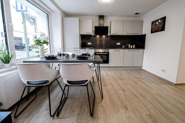 Blick auf Essbereich mit Küchenzeile