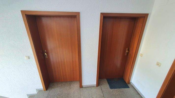 Wohnungseingangstür links