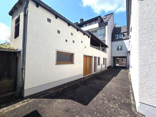 großes Nebengebäude