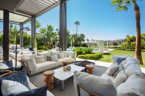 Lounge mit Blick auf den Golfplatz