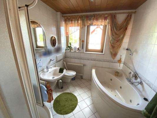 Obergeschoss: Tageslichtbad mit Wanne und Dusche