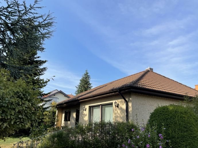 827qm Eckgrundstück mit wundervollem Bungalow in toller Lage, voll unterkellert mit sep. Seiteneingang