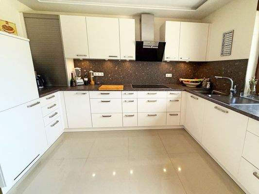 Neuwertige moderne Einbauküche