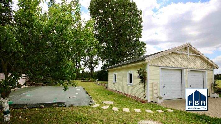 Pool und Doppelgarage