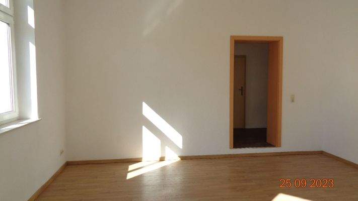 Wohnzi. Blick in den Flur.JPG