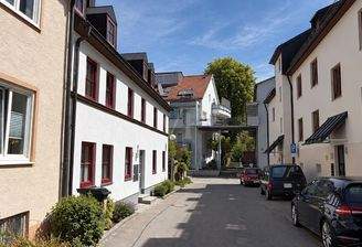 Straßenansicht des weißen Gebäudes