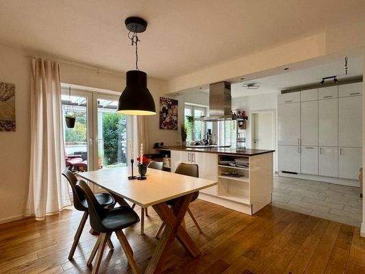 Lichtdurchfluteter Wohn- und Essbereich