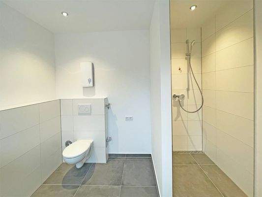 Modernes Bad mit WC und Dusche