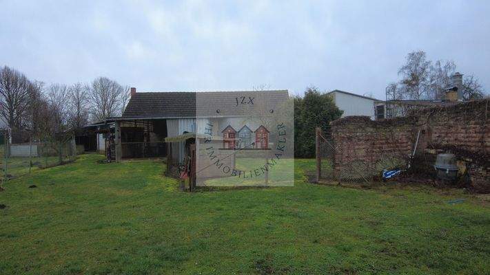 Garten mit Nebengelass