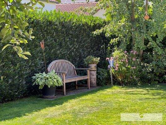 Ein idyllisches Plätzchen lädt zum entspannenden Rückzugsort ein