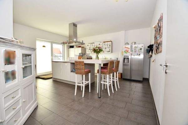 Küche mit Einbauküche inkl. Kochinsel und Balkonzugang