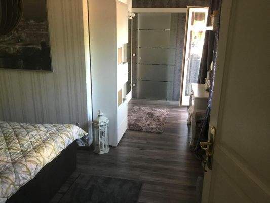 Schlafzimmer mit Blick auf das Elternbad