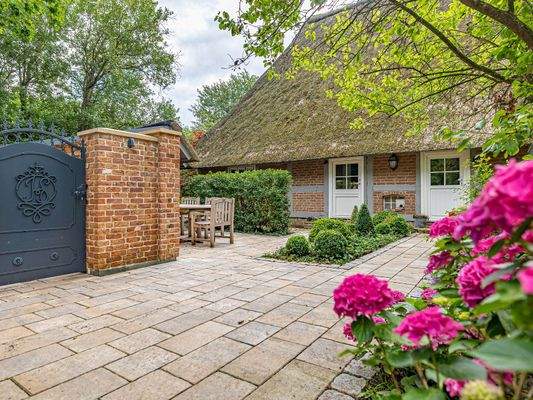 Westansicht des reetgedeckten Altbaus.jpg