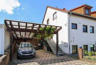 Seitenansicht mit Carport