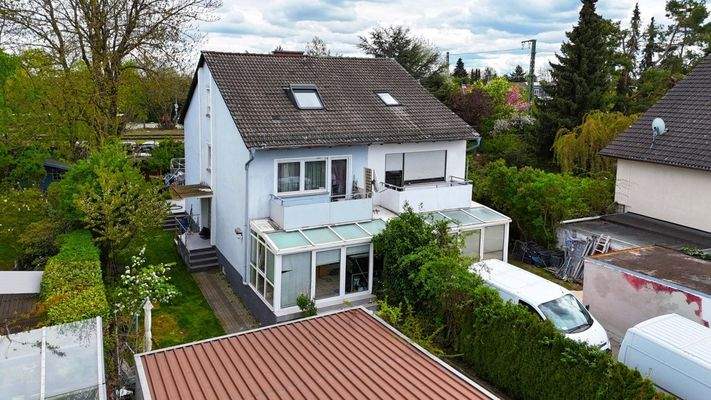 Vorderansicht mit Balkon