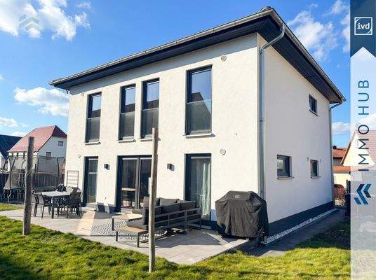 Hausansicht + Terrasse