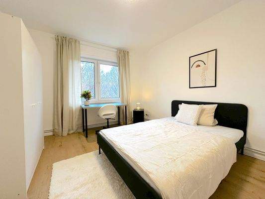 Helles Schlafzimmer mit Bett