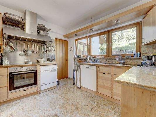 die langlebige, klassisch gestaltete Vollholzküche