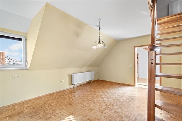 Angrenzendes Esszimmer mit Treppe zum DG