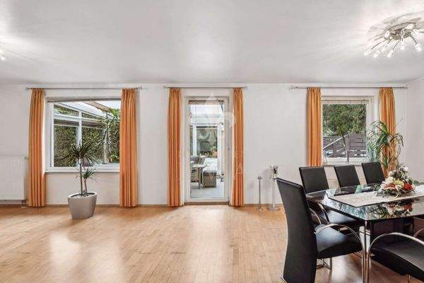 Wohnbereich mit Zugang zum Wintergarten