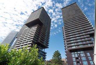 Luxuriöse Wohnung im  13. Stock des Triiiple Towers mit Balkon und Blick über die Stadt Wien