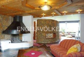 Großzügiger Wohnbereich mit handgefertigtem Kaminofen